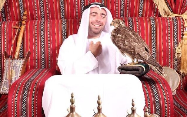 Le chanteur israélien Omer Adam pose pour une photo avec un faucon aux Emirats arabes unis. (Crédit : Instagram)