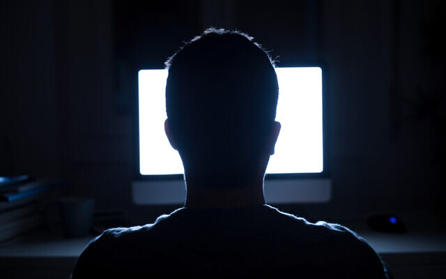 Illustration : La silhouette d'une tête d'homme devant un écran d'ordinateur. (tommaso79; iStock by Getty Images)