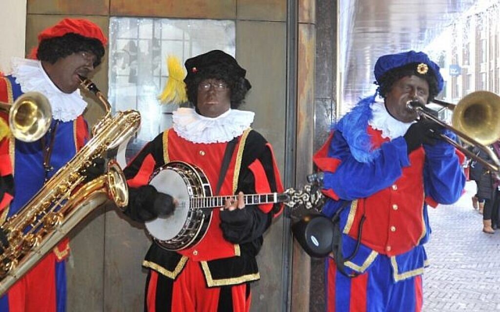 Des musiciens d'Amsterdam grimés en "Zwart Piet", l'esclave du père Noël néerlandais, Saint-Nicolas (Crédit: Cnaan Liphshiz/JTA)