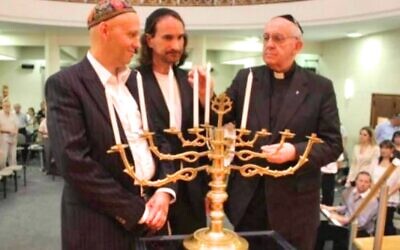 Le pape François (à droite) allume des bougies lors de la célébration interconfessionnelle de Hanoukka 2012 dans une synagogue de Buenos Aires avec le rabbin Sergio Bergman, actuel chef de l'Union mondiale du judaïsme progressiste. (Autorisation)