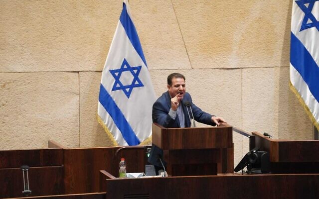Le président de la Liste arabe unie Ayman Odeh (Hadash) s'adresse à la Knesset lors d'un vote de dissolution du gouvernement israélien, le 2 décembre 2020. (Crédit : Porte-parole de la Knesset)