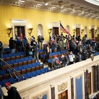 Une foule pro-Trump se rassemble à l'intérieur de la salle du Sénat au Capitole américain après que des groupes ont pris d'assaut le bâtiment le 6 janvier 2021 à Washington, DC. (Crédit : Gagner McNamee/Getty Images/AFP)