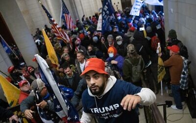 Une foule de partisans de Trump s'introduit dans le Capitole américain le 6 janvier 2021 à Washington. (Crédit : Win McNamee/Getty Images/AFP)