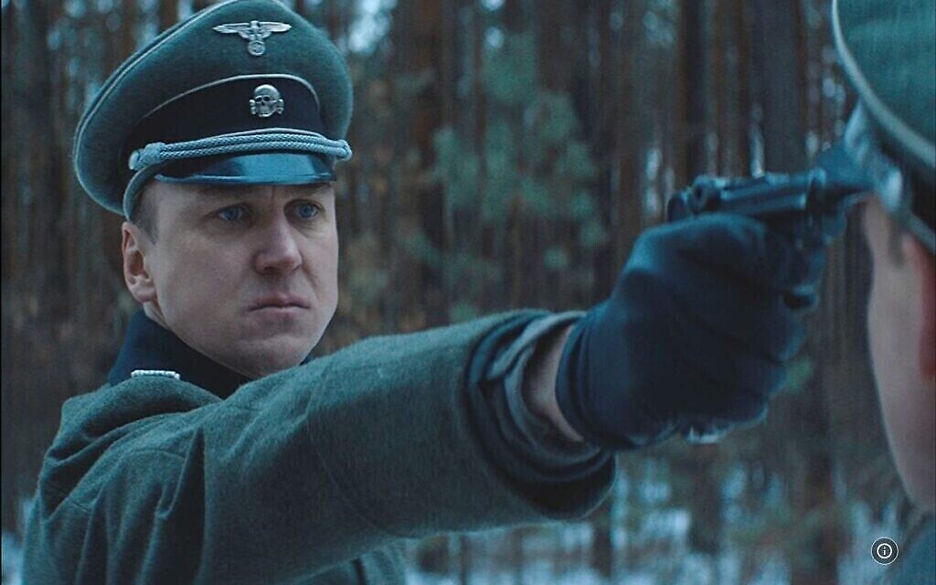 Lars Eidinger joue le rôle d'un officier nazi dans un camp de concentration lors du tournage en Biélorussie de "Persian Lessons" en 2019. (Autorisation de HyperFilms/ via JTA)
