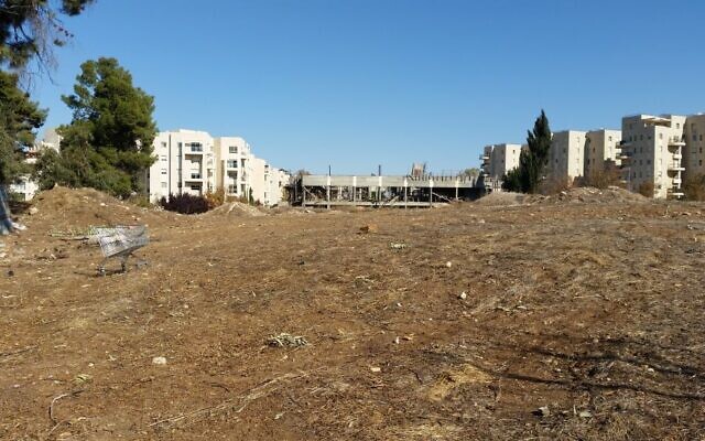 Le site de Jérusalem qui est connu sous le nom de "casernes d'Allenby" et qui devrait accueillir un second complexe appartenant à l'ambassade des Etats-Unis. (Crédit :Raphael Ahren/Times of Israel)
