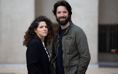 Les co-créateurs de « Rehearsals » Noa Koler, à gauche, et Erez Drigues, qui jouent également les rôles principaux de l'émission. (Autorisation : Vered Adir)
