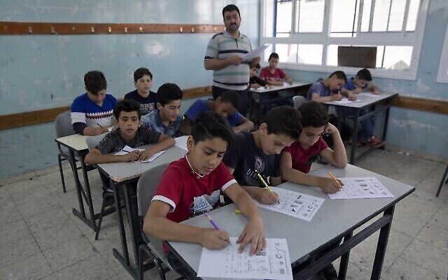 Un enseignant supervise des écoliers palestiniens pendant leur examen final à l'école de garçons de l'UNRWA d'Hébron, dans la ville d'Hébron en Cisjordanie, le 26 mai 2019. Illustration (Crédit : Nasser Nasser/AP)