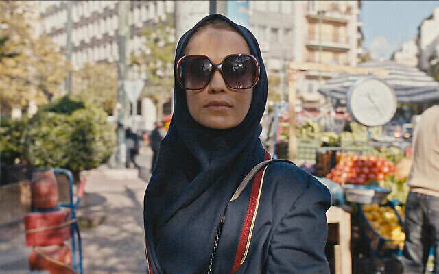 Cette image publiée par Apple TV + montre Niv Sultan dans le rôle de Tamar Rabinyan dans une scène de « Téhéran ». (Apple TV + via AP)
