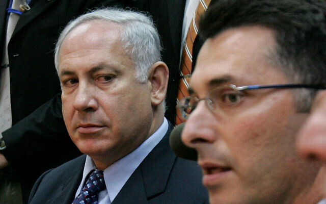 Benjamin Netanyahu (à gauche) et Gideon Saar lors d'une réunion de la faction du Likud à la Knesset, le 21 novembre 2005. (AP Photo/Oded Balilty)
