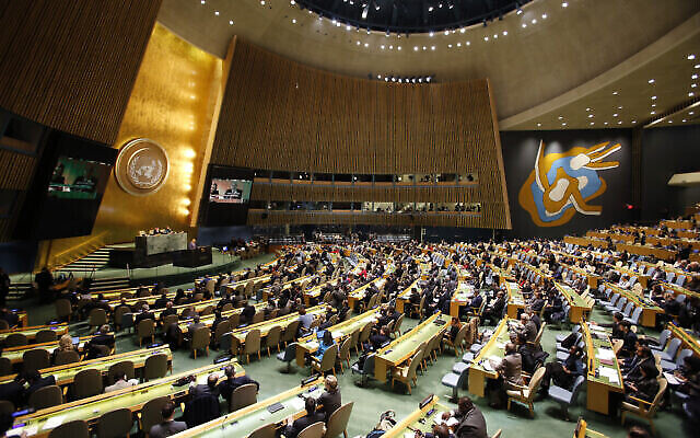 Illustration : L'Assemblée générale de l'ONU avant un vote, le 21 décembre 2017, au siège des Nations unies. (Crédit : Photo AP / Mark Lennihan)
