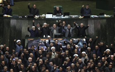 Des députés iraniens scandent des slogans anti-américains et anti-israéliens pour protester contre l'assassinat par les Etats-Unis du général Qassem Soleimani, au début d'une session ouverte du Parlement à Téhéran, en Iran, le 5 janvier 2020. (Mohammad Hassanzadeh/Tasnim News Agency via AP)