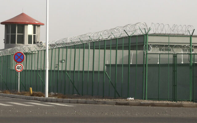 Une tour de garde et une clôture de barbelés entourent un centre de détention dans le parc industriel de Kunshan à Artux, dans la région du Xinjiang, dans l'ouest de la Chine. (AP Photo/Ng Han Guan, File).
