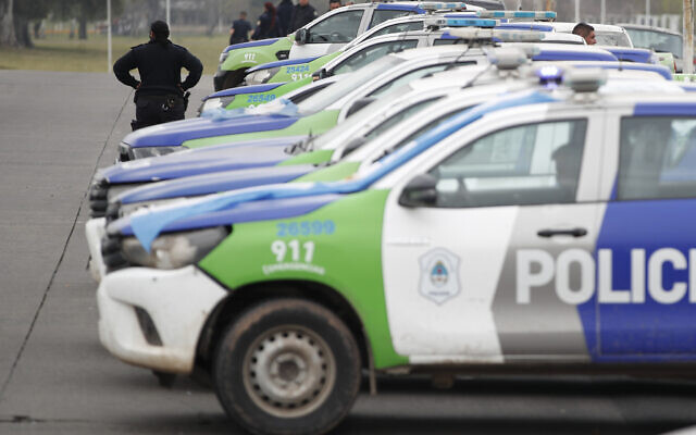 Photo d'illustration : Des voitures de police dans une banlieue de Buenos Aires, en Argentine, le 9 septembre 2020. (Crédit : AP Photo/Natacha Pisarenko)