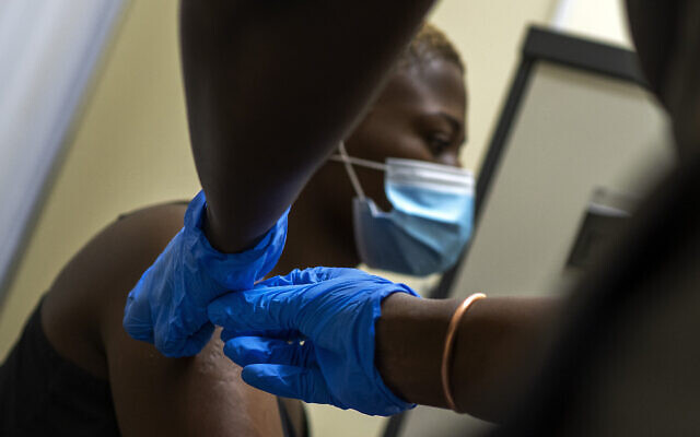 Thabisle Khlatshwayo reçoit sa deuxième injection dans un centre d'essai de vaccins pour AstraZeneca à l'hôpital Chris Sani Baragwanath de Soweto, près de Johannesburg, en Afrique du Sud, le 30 novembre 2020. (Crédit : AP Photo/Jerome Delay)