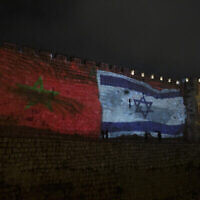 Les drapeaux nationaux d'Israël et du Maroc sont projetés sur les murailles de la Vieille Ville de Jérusalem, le 23 décembre 2020. (AP Photo/Maya Alleruzzo)