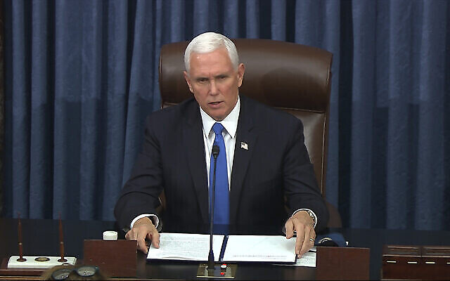 Le vice-président Mike Pence s'exprime alors que le Sénat se réunit à nouveau après que des manifestants ont pris d'assaut le Capitole américain le 6 janvier 2021. (Capture d'écran Télévision du Sénat via AP)