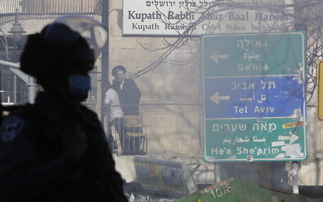 La police israélienne patrouille dans un quartier ultra-orthodoxe de Jérusalem, le 24 janvier 2021. (Crédit : AP Photo/Sebastian Scheiner)