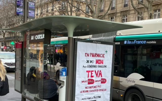 Une affiche anti-Israël dans un abribus parisien, en janvier 2021. (Crédit : @Pierre2LT / Twitter)