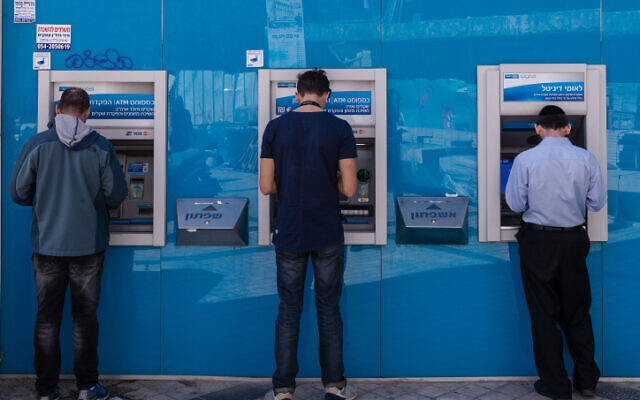 Des Israéliens retirant de l'argent à des distributeurs automatiques à Jérusalem, le 22 février 2018. (Crédit : Dario Sanchez/Flash90)