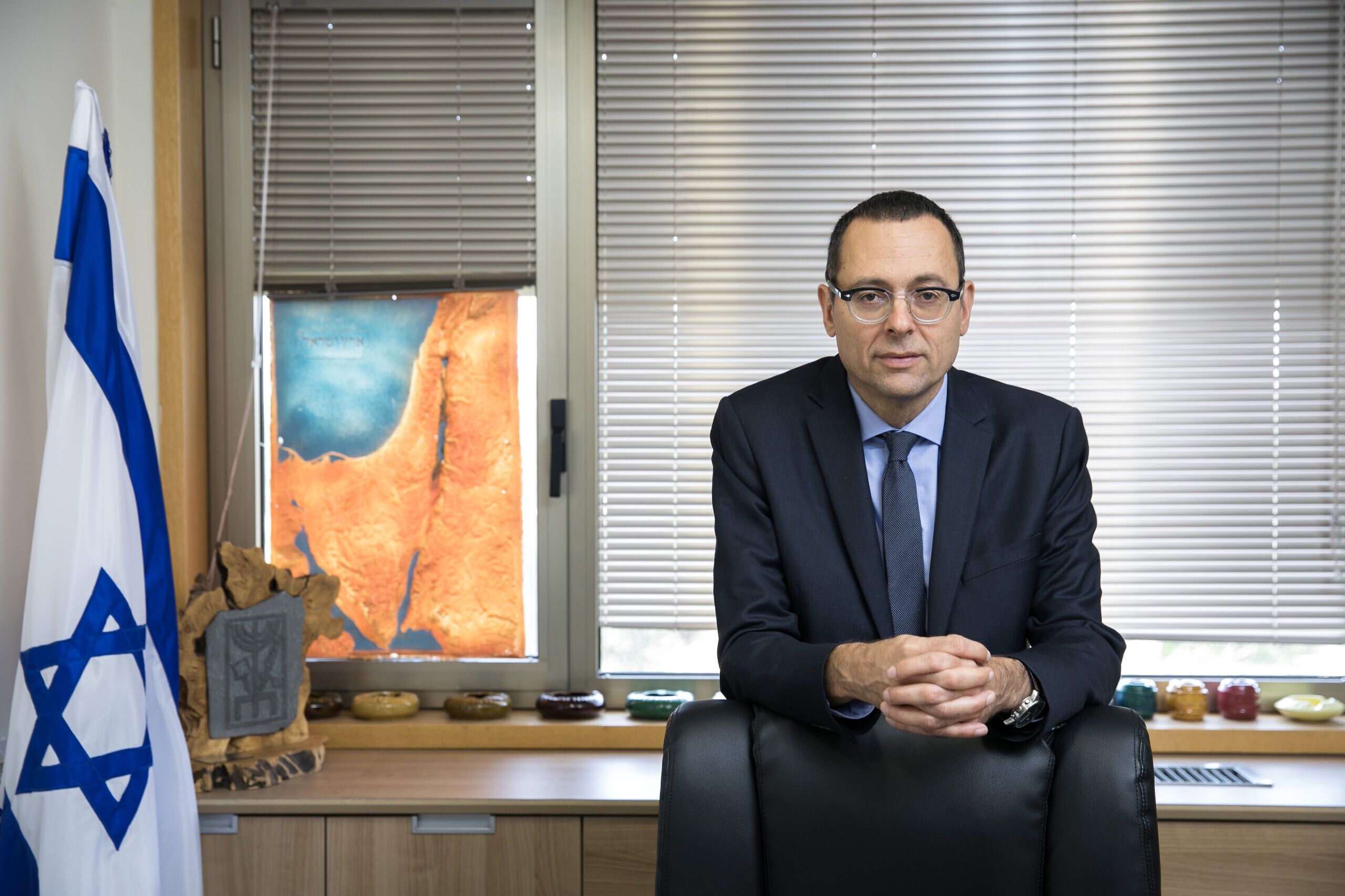 Portrait du député de la Knesset Zvi Hauser à la Knesset, Parlement israélien, le 19 mai 2020. (Photo par Olivier Fitoussi/Flash90)