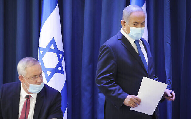 Le Premier ministre Benjamin Netanyahu (à droite) et le ministre de la Défense Benny Gantz, lors de la réunion hebdomadaire du cabinet, au ministère des Affaires étrangères à Jérusalem, le 21 juin 2020. (Marc Israel Sellem/POOL)