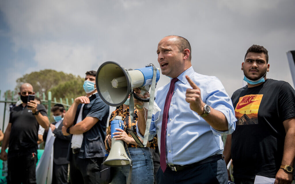 Naftali Bennett, chef du parti Yamina, lors d'une manifestation contre l'intention de l'État de mettre fin au projet Hilla, devant la Knesset à Jérusalem, le 12 août 2020. (Yonatan Sindel/Flash90)