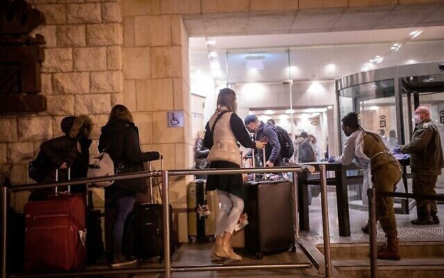 Les voyageurs en provenance d'Angleterre arrivent à l'hôtel Dan Panorama de Jérusalem, utilisé comme centre de quarantaine, le 20 décembre 2020. (Yonatan Sindel / Flash90)
