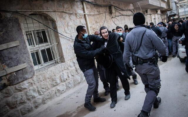 Des policiers se heurtent à des hommes ultra-orthodoxes lors de l'application du règlement d'urgence sur le coronavirus, dans le quartier de Mea Shearim, à Jérusalem, le 14 janvier 2021. (Yonatan Sindel/Flash90)