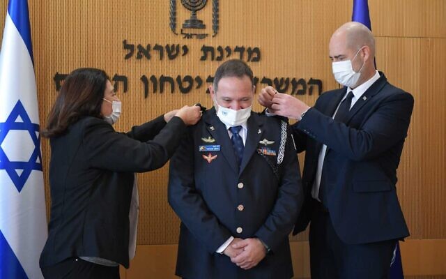 Kobi Shabtai, au centre, désigné nouveau commissaire de police reçoit son titre du ministre de la Défense Amir Ohana, à droite, le 17 janvier 2020. (Crédit : Police israélienne)