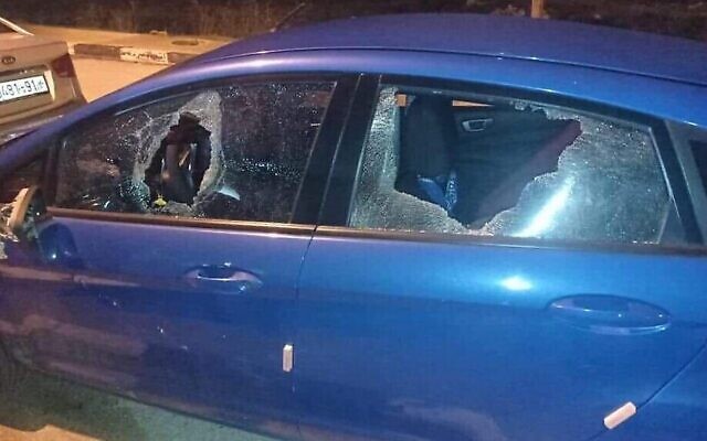 Des fenêtres cassées sur une voiture palestinienne qui aurait été prise pour cible par des pierres lancées par des habitants d'implantation à proximité de l'avant-poste de Givat Assaf,  en Cisjordanie, le 21 janvier 2021. (Crédit : Yesh Din)
