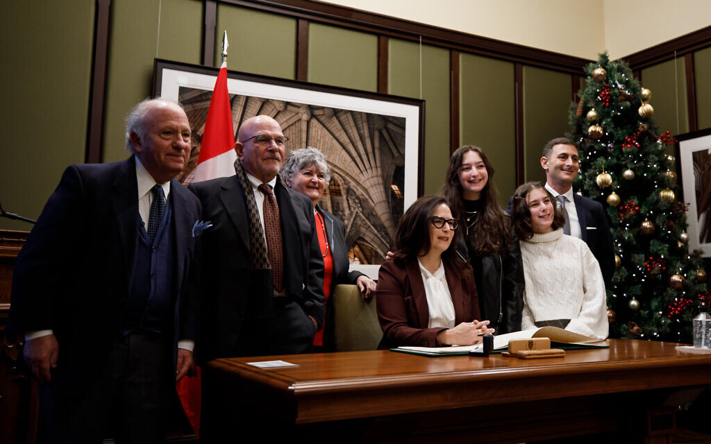 Yaara Saks (au centre), députée canadienne nouvellement élue de York Centre, après avoir prêté serment, avec ses filles et son frère à sa droite, à Ottawa, au Canada, le 25 novembre 2020. (Autorisation)