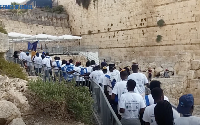 Les jeunes Abayudaya lors d'un voyage inédit de Birthright en Israël s’approchent du Mur occidental le 27 août 2018. (Capture d'écran)