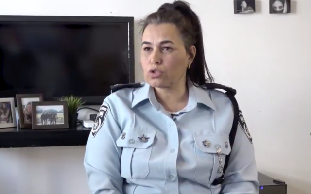 Maya Segev raconte avoir été agressée par des extrémistes hardim à Bnei Brak, le 22 janvier 2021. (Capture d'écran/Police israélienne)
