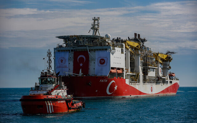 Le navire de forage turc, Fatih, navigue à travers le Bosphore vers la mer Noire à Istanbul, le 29 mai 2020. (AP Photo/Emrah Gurel)