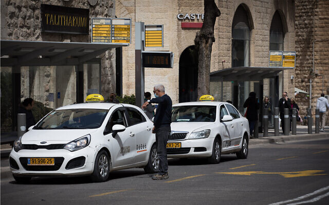 Photo d'illustration : Des taxis attendent des clients à Jérusalem, le 23 mars 2020. (Crédit : Nati Shohat/Flash90)