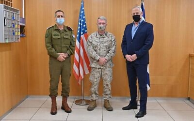 (De gauche à droite) Le chef d'état-major de l'armée israélienne Aviv Kohavi, le commandant du CENTCOM Kenneth F. McKenzie Jr. et le ministre de la Défense Benny Gantz à Tel Aviv, le 29 janvier 2021. (Ariel Hermoni/Ministère de la Défense)
