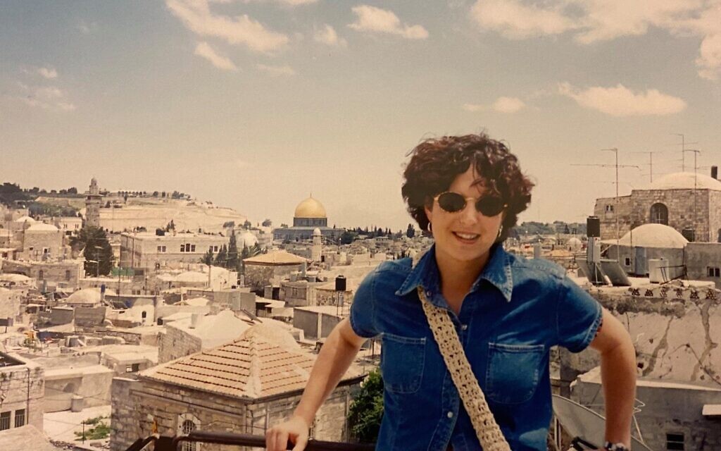 Yaara Saks sur la muraille qui entoure la Vieille Ville de Jérusalem pendant la première année de ses études de maîtrise à l'Université hébraïque, en juillet 1995. (Autorisation)