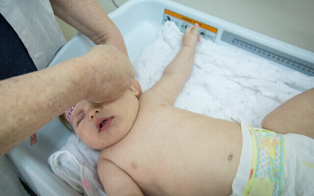 Nouveau-né sur une balance lors d'un examen médical à une clinique de soins pour nourrissons ("Tipat chalav") le 5 mars 2019. (Crédit : Chen Leopold/Flash90)
