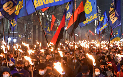 Une marche aux flambeaux en l'honneur de Stepan Bandera à Kiev, Ukraine, le 1er janvier 2021. (Crédit : Genya Savilou/AFP)