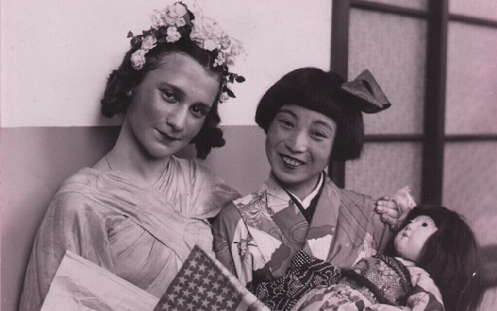 Beate Sirota Gordon à l’American Japanese Festival en 1938. (Beate Sirota Photo Gallery / via JTA)