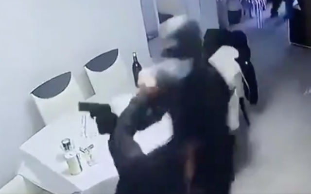 Capture d’écran de l’agression qui a eu lieu au domicile d’un couple juif le vendredi 22 janvier 2021 à Montmagny, dans le Val-d'Oise. (Crédit : Twitter)