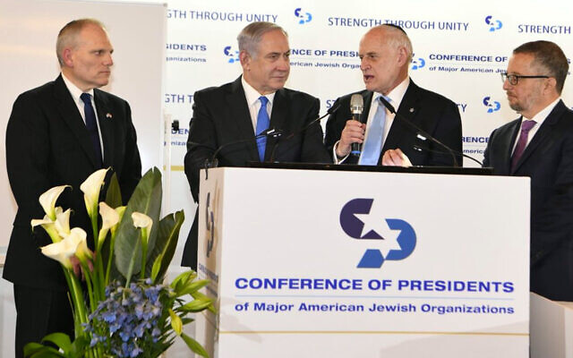 De gauche à droite : le président de la CoP William Daroff, le Premier ministre Benjamin Netanyahu et  Malcolm Hoenlein et Arthur Stark, membres de l'organisation, lors d'un événement organisé par la CoP (Conference of Presidents of Major Jewish Organizations).  (Crédit : Twitter via JTA)