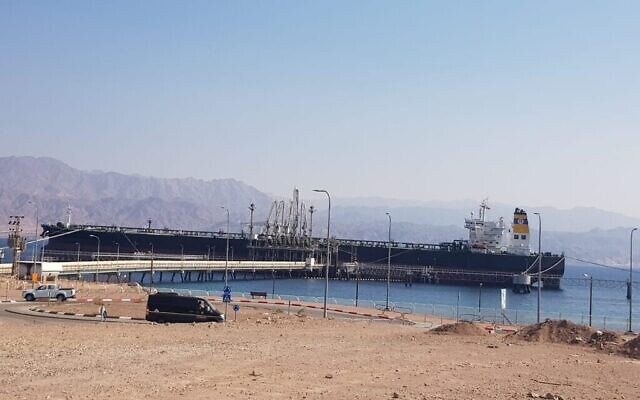 Le Faithful Warrior, un pétrolier, au terminal de l'EAPC à Eilat, dans le sud d'Israël, le 7 janvier. (Crédit : Mori Hen, de l'ONG Desert and Sea Environment, Eilat)