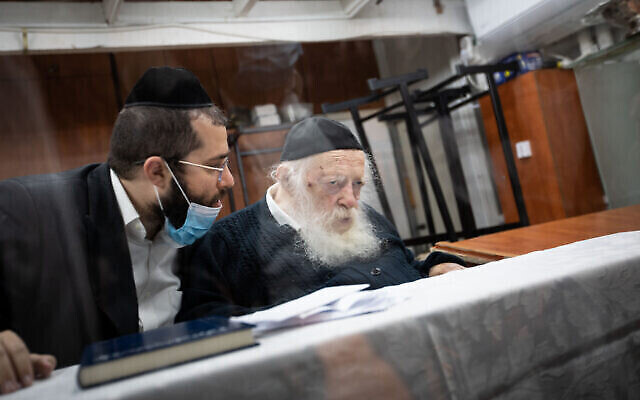 Le rabbin Chaim Kanievsky et son petit-fils Yaakov Kanievsky au domicile du sage dans la ville ultra-orthodoxe de Bnei Brak, le 22 septembre 2020. (Crédit : Aharon Krohn / Flash90)