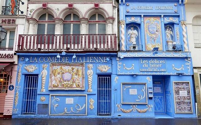 La façade de la Comédie italienne, dans le 14e arrondissement de Paris, en novembre 2016. (Crédit : Guilhem Vellut/Wikimedia Commons)