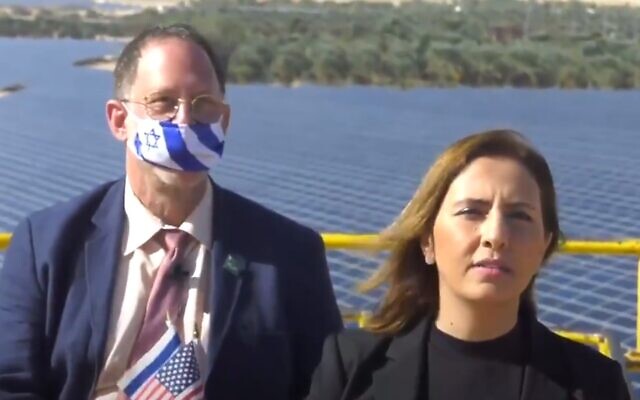 La ministre de la Protection environnementale Gila Gamliel, à gauche, et l'entrepreneur en énergie solaire Yosef Abromovitz dans une vidéo saluant la nouvelle administration américaine Biden-Harris, le 21 janvier 2020. (Capture d'écran)