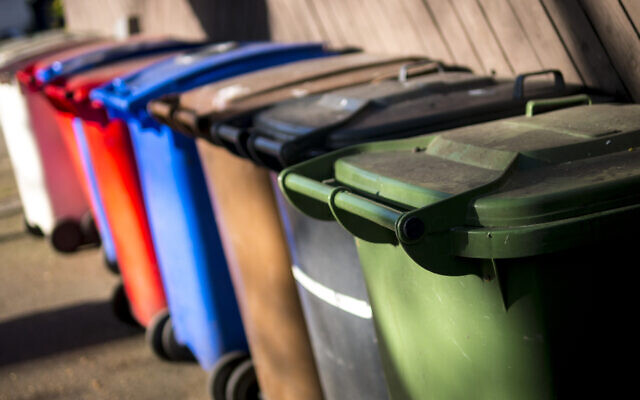 Des poubelles pour le tri à la source des déchets. (Crédit : lenscap67, iStock at Getty Images)
