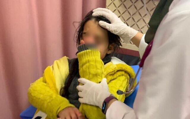 Hala Mashhour Qat, une petite palestinienne de 11 ans, à l'hôpital après des jets de pierre présumés de la part d'habitants ultranationalistes d'implantation,. (Crédit : Madama Resident/ Yesh Din)