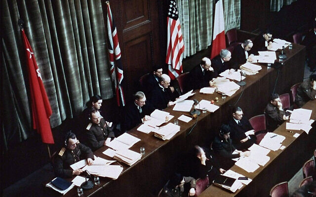 Les juges délibèrent lors des procès des criminels de guerre nazis à Nuremberg, en Allemagne, le 1er janvier 1945. (The US Holocaust Memorial Museum via JTA)