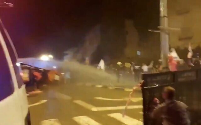 La police utilise un canon à eau contre des manifestants qui tentent de franchir un poste de contrôle, blessant un agent, le 30 janvier 2021. (Capture d'écran/Twitter)